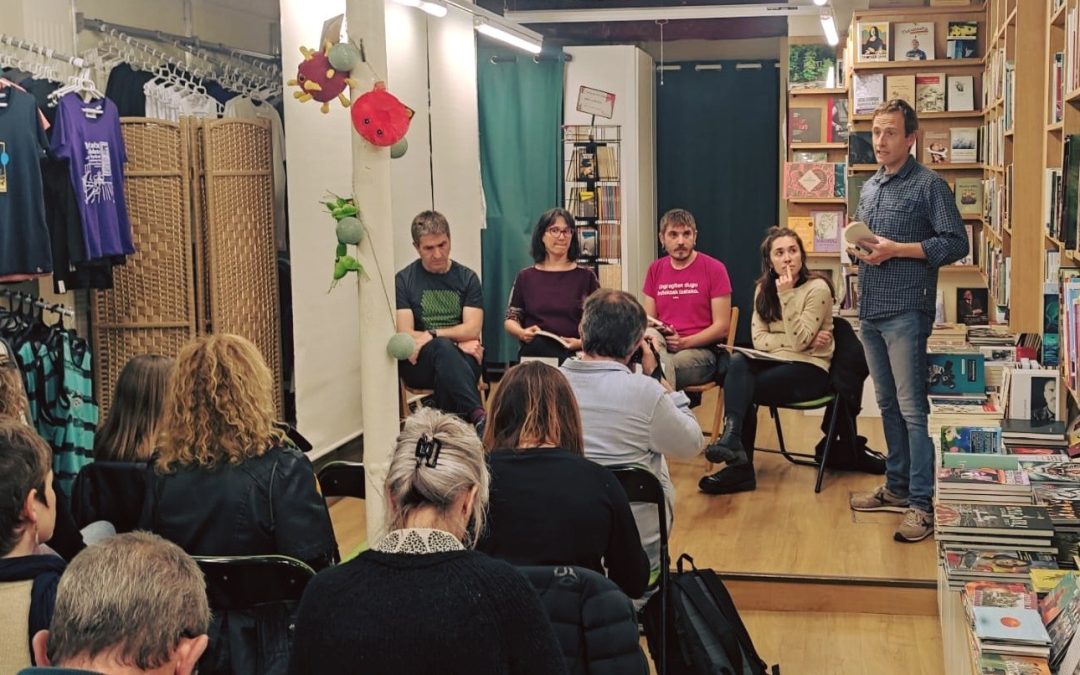 Asteartean Maddi Ane Txoperenak gidatutako solasaldia izan genuen Karrikirin Egile berriendako literatur lehiaketa 2022ko liburu aurkezpenean