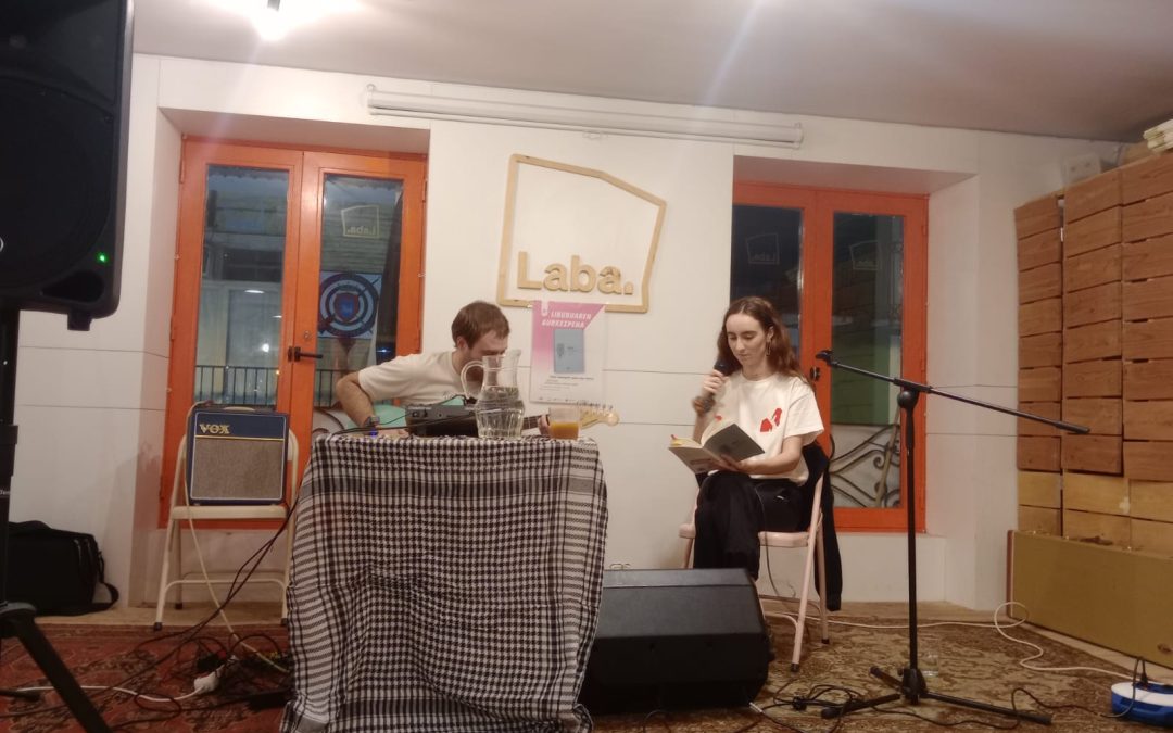 Atzo Rifqa: honengatik egiten dugu dantza, poesia eta musika, liburuaren aurkezpena izan genuen Laban.