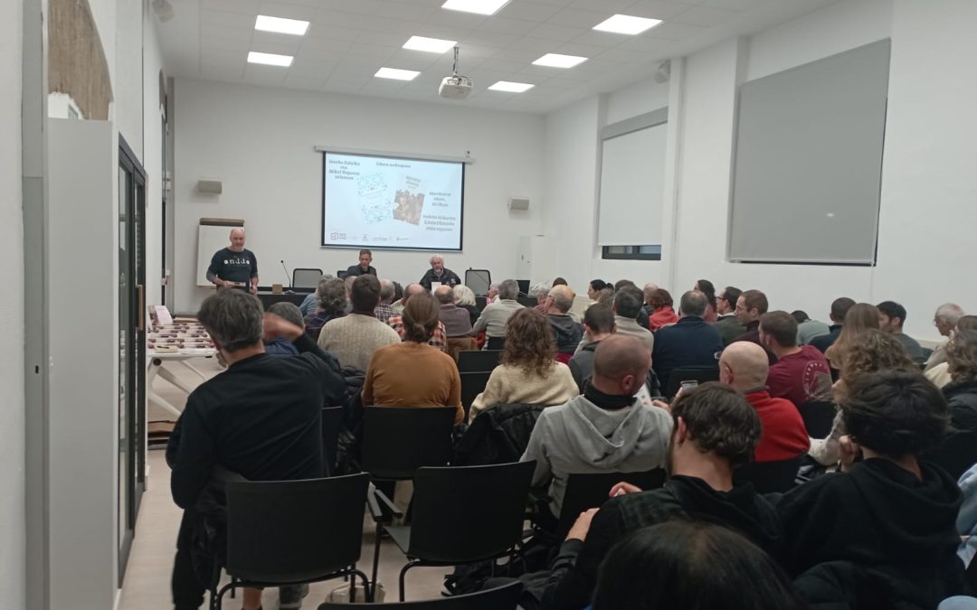 📚Atzo Mikel Reparaz eta Joseba Zulaikak elkarrekin aurkeztu zuten Amerikaren arrakalak eta Aberriaren inpaseak liburuak.
