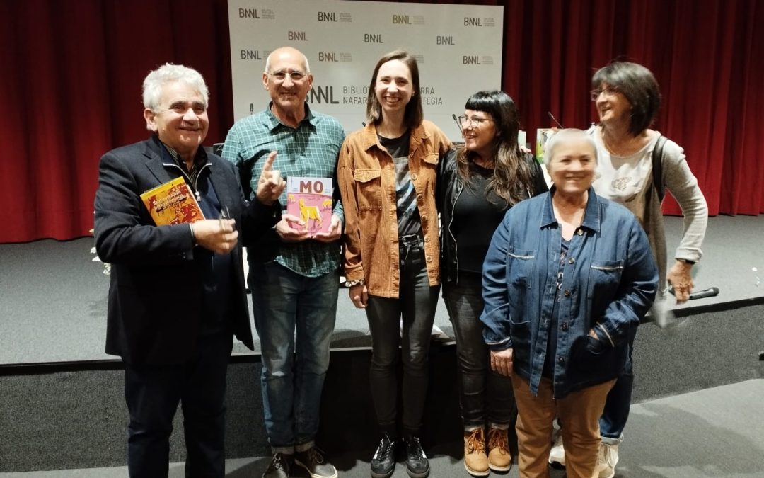🌟 Asteartean Mirentxu Oteiza, Oihane Garmendia (unitate didaktikoaren egileak), Bernardo Atxaga eta Pello Varela (liburuaren egileak) Nafarroako liburutegian izan genituen MO Behi euskaldun baten memoriak liburuaren inguruko solasaldia eskeintzen.