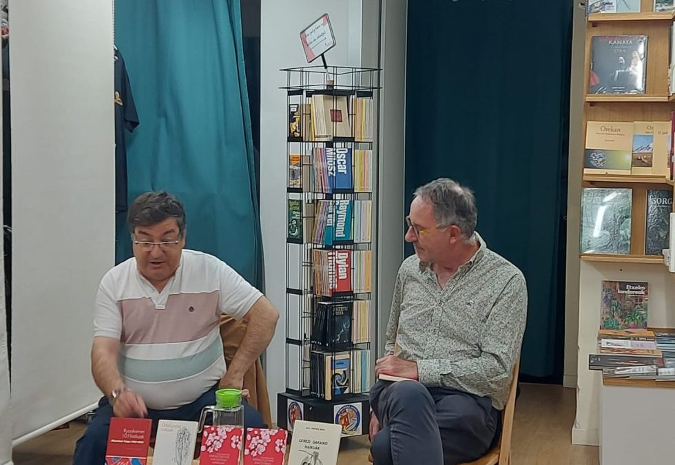 🌟 Atzo Josu Jimenez Maia (egilea) eta Rafa Blanco Arbe aurkezlea bezala gurean izan genituen ERRAUTSETAN IDATZITAKO HAIKUAK liburua aurkezten.